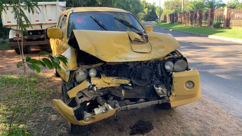 Acidente entre caminhonete e caminhão no bairro Barrinha