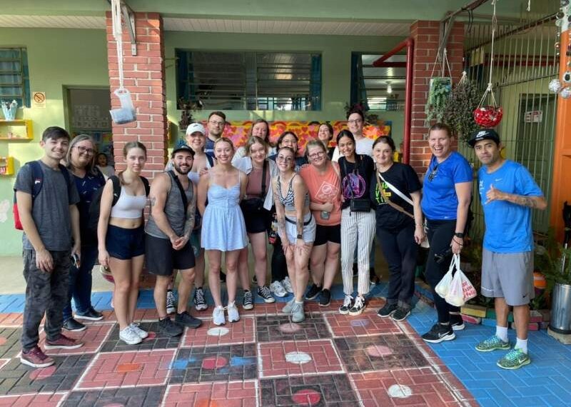 Estudantes canadenses vieram conhecer o Projeto Joga Aurora 1 Estudantes canadenses vieram conhecer o Projeto Joga Aurora