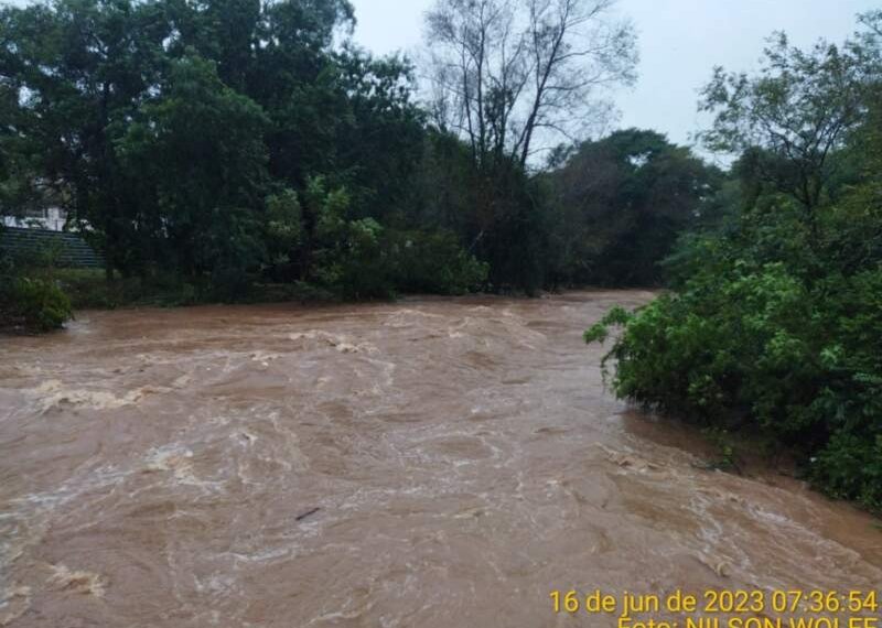 Apesar de preocupar, chuva dos próximos dias não deverá ser intensa 1 Prefeitura monitora efeitos do temporal e atende casos mais urgentes