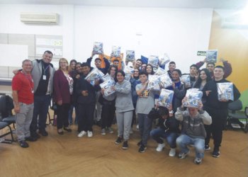 Jovens do Projeto Pescar recebem kits escolares