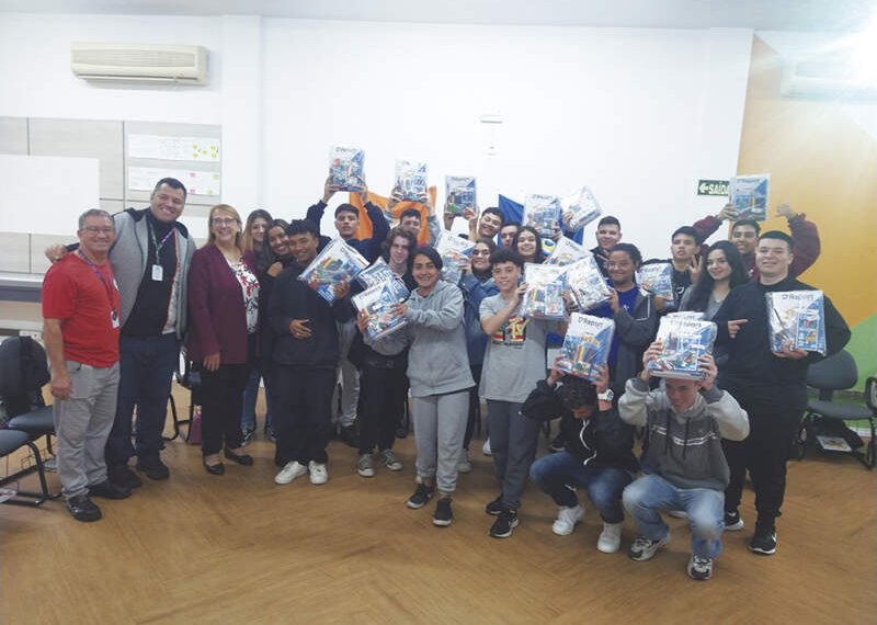 Jovens do Projeto Pescar recebem kits escolares 1 Jovens do Projeto Pescar recebem kits escolares