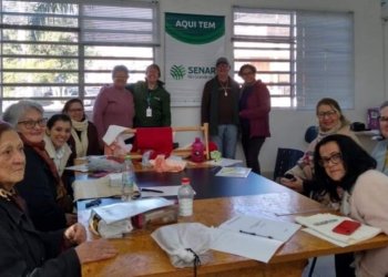 Artesãs aprendem macramê em curso gratuito na Casa do Artesão