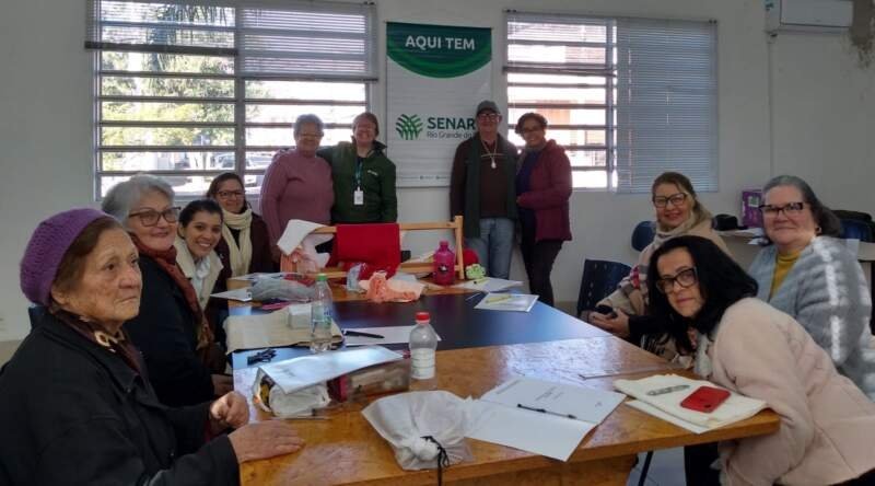 Artesãs aprendem macramê em curso gratuito na Casa do Artesão