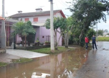 Nível do Sinos baixa e começam os reparos nos estragos