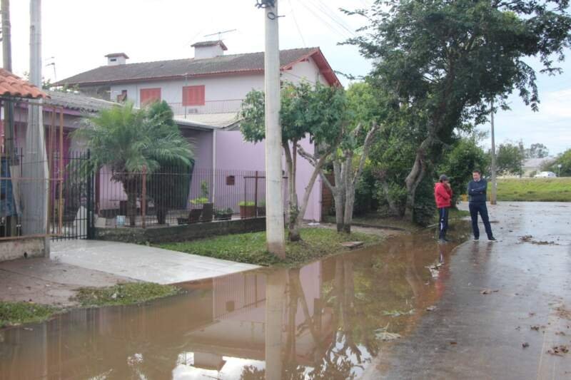 Nível do Sinos baixa e começam os reparos nos estragos 1 Nível do Sinos baixa e começam os reparos nos estragos
