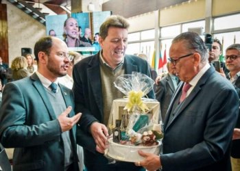 Luciano Orsi acompanha entrega do Mérito Farroupilha ao ícone do jornalismo esportivo, Galvão Bueno