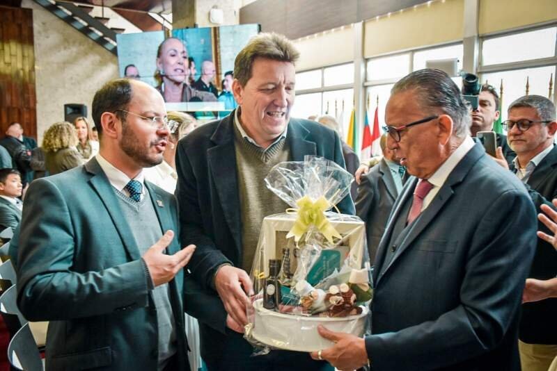 Luciano Orsi acompanha entrega do Mérito Farroupilha ao ícone do jornalismo esportivo, Galvão Bueno