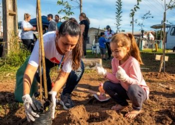 Alunos das Emefs Emílio Vetter e Sempre Viva participam de plantio de árvores no bairro Rio Branco