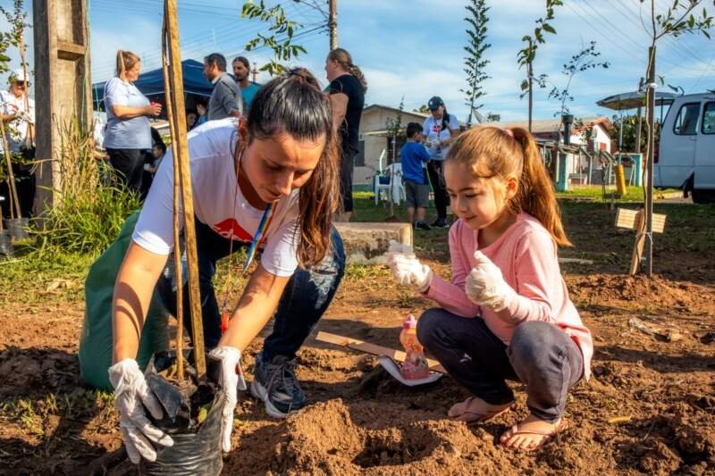 Alunos das Emefs Emílio Vetter e Sempre Viva participam de plantio de árvores no bairro Rio Branco