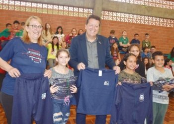 Estudantes da rede municipal recebem uniformes gratuitamente 