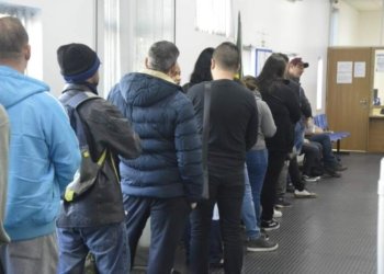 95 pessoas fizeram fila em busca de emprego no Sine