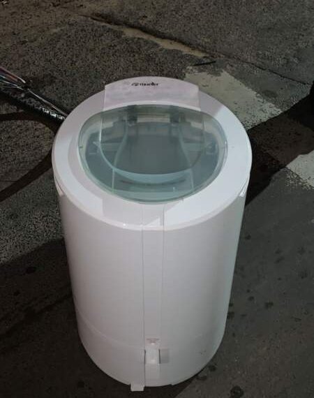 De bicicleta, homem furta centrífuga no Centro 1 De bicicleta, homem furta centrífuga no Centro