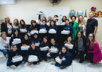 Calçados doados pela Arezzo&Co chegam aos pés das primeiras alunas campo-bonenses
