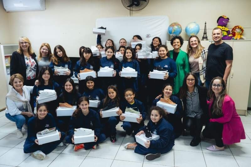 Calçados doados pela Arezzo&Co chegam aos pés das primeiras alunas campo-bonenses