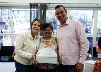 Mais de 60 idosas dos grupos do Cras recebem calçados doados pela Arezzo&Co