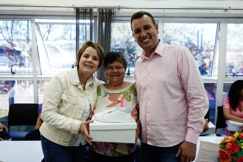 Mais de 60 idosas dos grupos do Cras recebem calçados doados pela Arezzo&Co