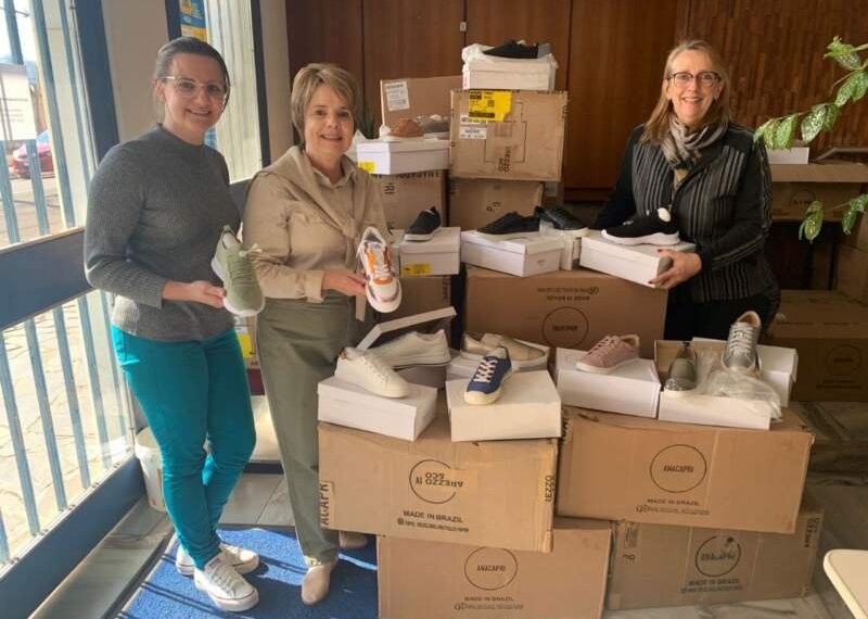 Arezzo doa 400 pares de calçados às famílias campo-bonenses