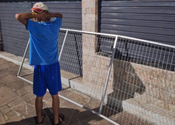 Guarda Municipal prende homem que carregava um portão furtado