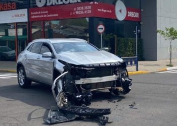 Acidente entre dois carros na Rua Tiradentes