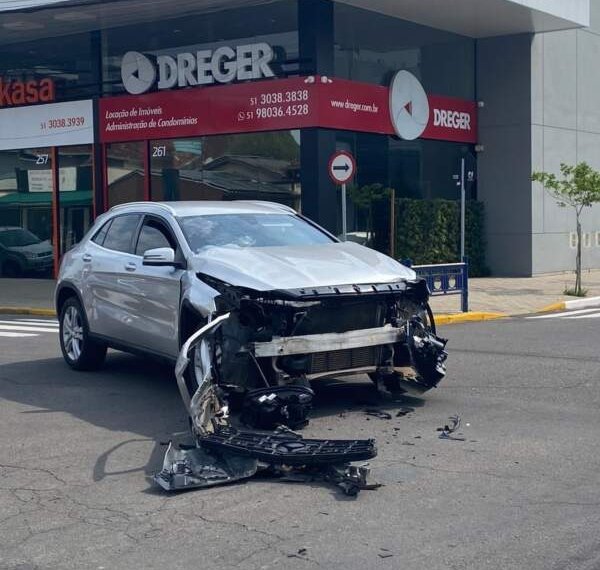 Acidente entre dois carros na Rua Tiradentes