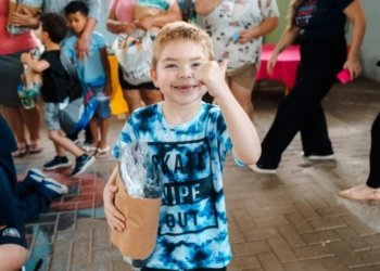 Mais de 150 crianças da Educação Infantil recebem roupas doadas pela Arezzo&Co