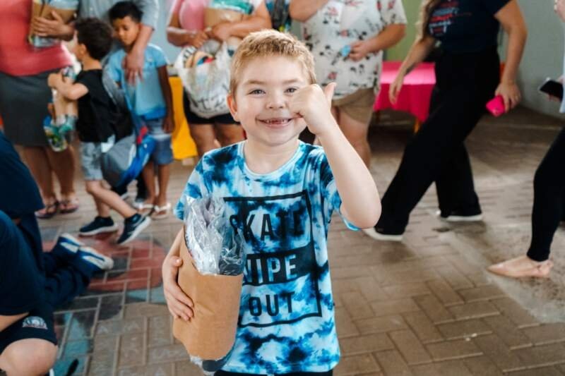 Mais de 150 crianças da Educação Infantil recebem roupas doadas pela Arezzo&Co