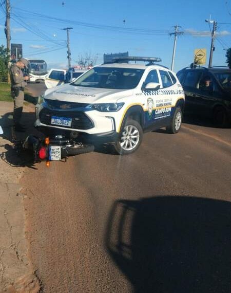 Motociclista colide com viatura da Guarda Municipal