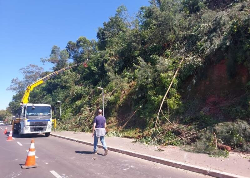 Limpeza e reparos no município após as chuvas