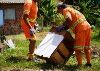 Secretarias de Obras e Meio Ambiente trabalham na limpeza pós-enchente