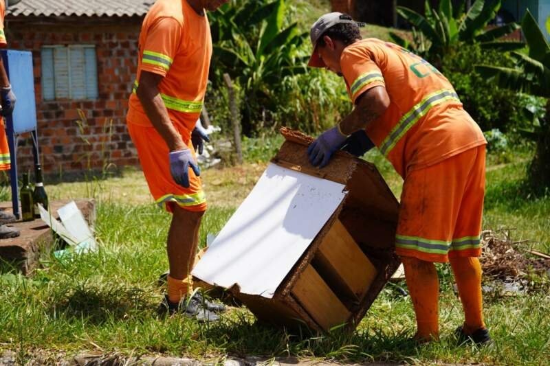 Secretarias de Obras e Meio Ambiente trabalham na limpeza pós-enchente