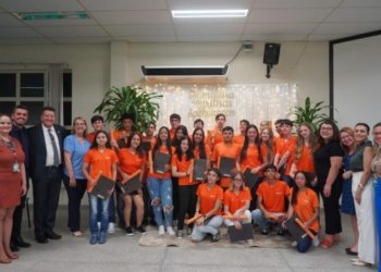 Alunos do Projeto Trilhas de Aprendizagem recebem seus diplomas