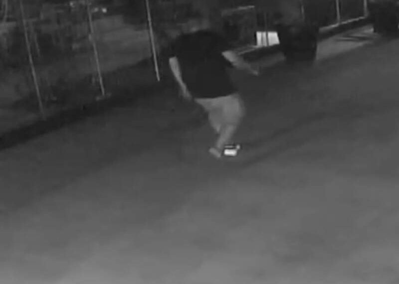 Durante surto psicótico, homem de 25 anos quebra o vidro de estabelecimento com o próprio corpo e morre horas depois 1 Durante surto psicótico, homem de 25 anos quebra o vidro de estabelecimento com o próprio corpo e morre horas depois