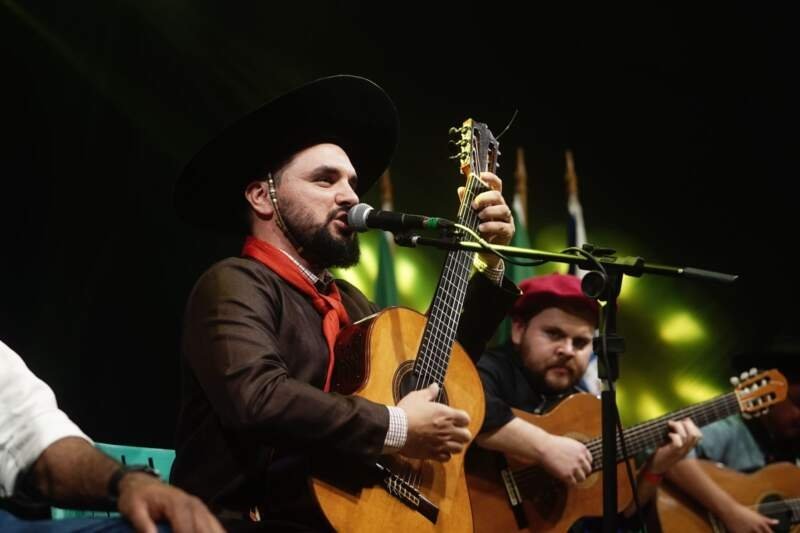 “Fruta de Tapera”, interpretada por André Teixeira, é a campeã do 21º Acampamento da Canção Nativa 1 “Fruta de Tapera”, interpretada por André Teixeira, é a campeã do 21º Acampamento da Canção Nativa