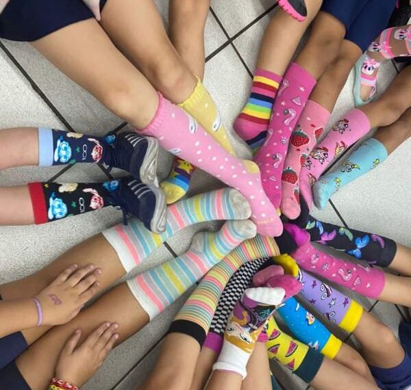 Alunos trocam meias e afeto no Dia Internacional da Síndrome de Down 1 Alunos trocam meias e afeto no Dia Internacional da Síndrome de Down