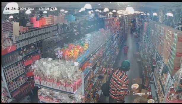 Homem é preso por furto em um estabelecimento comercial 1 Homem é preso por furto em um estabelecimento comercial