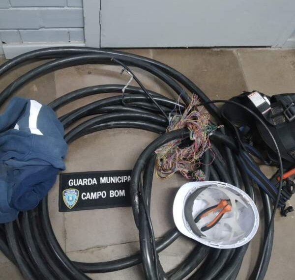 Dupla é detida por furto de fios ao se passar por empresa de internet 1 Dupla é detida por furto de fios ao se passar por empresa de internet
