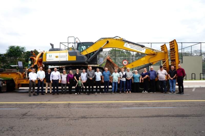 Campo Bom recebe três máquinas agrícolas da Secretaria Estadual da Agricultura 1 Campo Bom recebe três máquinas agrícolas da Secretaria Estadual da Agricultura