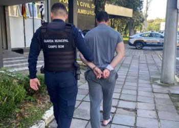 Homem é detido após furto em estabelecimento comercial 9 Homem é detido após furto em estabelecimento comercial