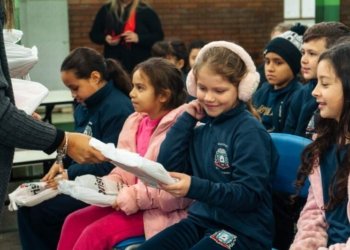 Alunos da Barrinha voltam para a escola depois de três semanas de enchente