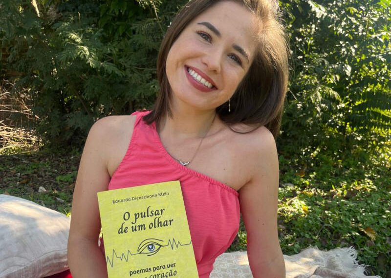 Eduarda Klein publica seu primeiro livro de poesias