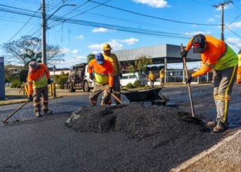 Rua Victor Graeff está recebendo asfalto novo