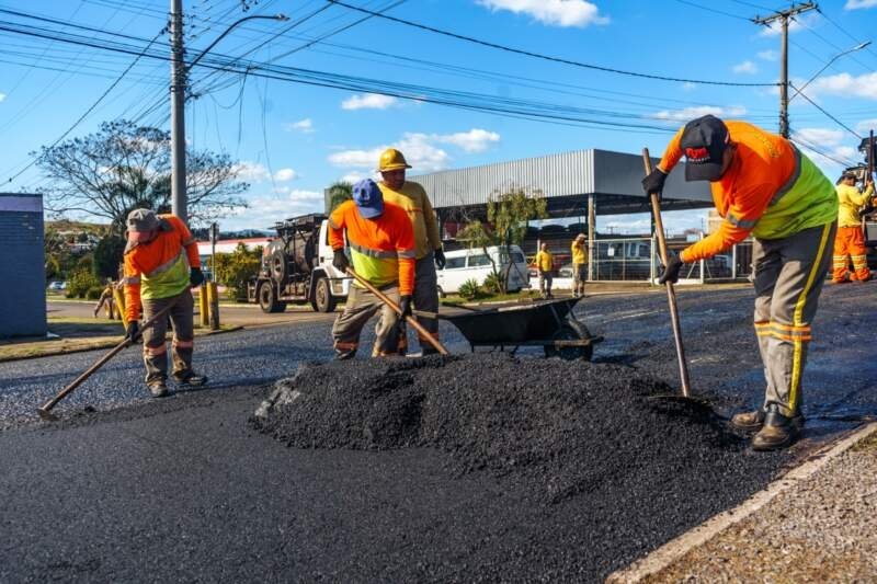 Rua Victor Graeff está recebendo asfalto novo