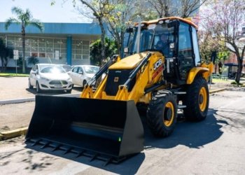Prefeitura compra retroescavadeira para a Defesa Civil Municipal