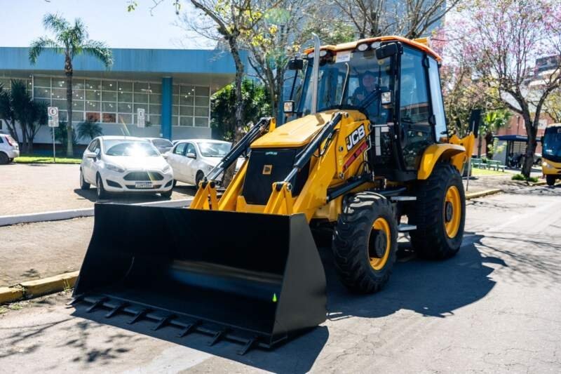 Prefeitura compra retroescavadeira para a Defesa Civil Municipal 1 Prefeitura compra retroescavadeira para a Defesa Civil Municipal