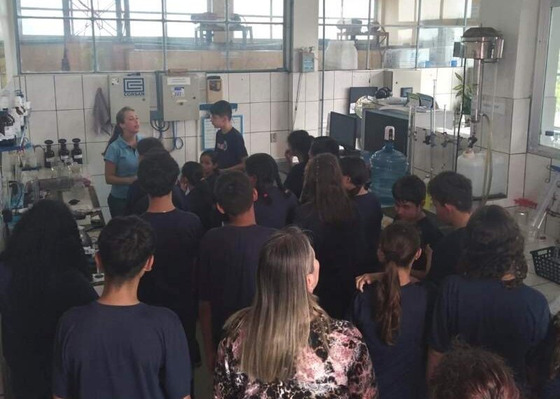 Estação de tratamento de água da Corsan recebe estudantes da Escola Edmundo Strassburger