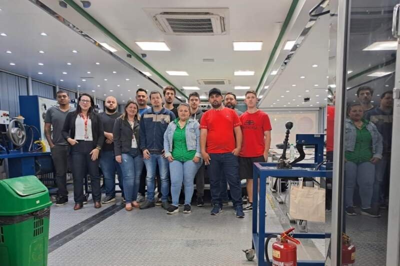 Carreta do Senai realiza curso de manutenção automotiva em Campo Bom