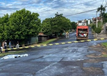 Mulher morre atropelada por caminhão de coleta de lixo