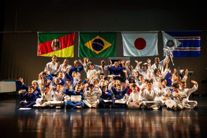Programa Acolher troca faixas de mais de 100 alunos do Judô