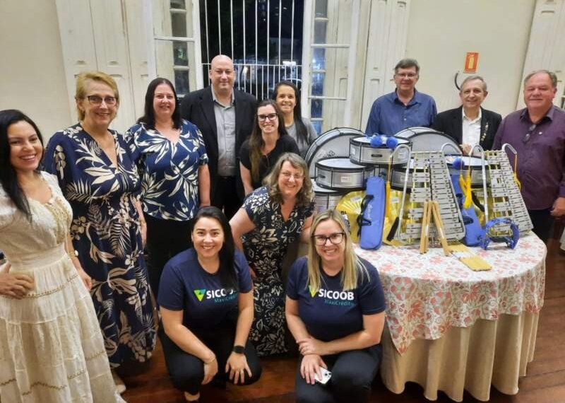 Rotary entrega instrumentos para cinco escolas da cidade