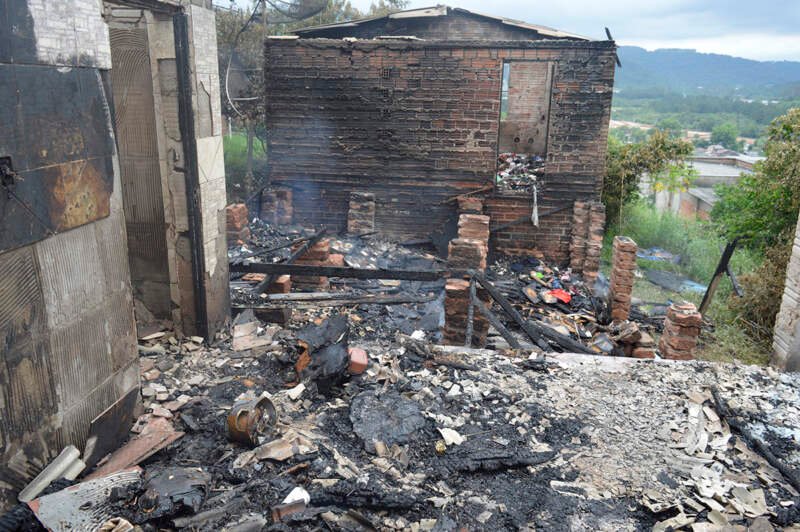Família que teve casa destruída pelo fogo precisa de ajuda da comunidade 1 Família que teve casa destruída pelo fogo precisa de ajuda da comunidade